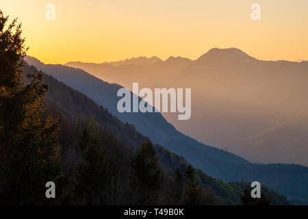 Vue depuis la route de la frontière de l'Italie et la Slovénie sur la montagne de la vallée de la Soca dans Adac Alpes Juliennes, soir au coucher du soleil Banque D'Images