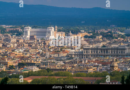 Vue panoramique depuis la terrasse Zodiaco à Rome avec le Vittoriano (Autel de la patrie). Rome, Italie. Banque D'Images