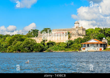Château Jagua murailles fortifiées avec des arbres et des bateaux de pêche dans l'avant-plan, province de Cienfuegos, Cuba Banque D'Images