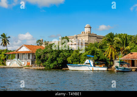 Jagua forteresse espagnole des murailles fortifiées avec des arbres et des bateaux de pêche dans l'avant-plan, province de Cienfuegos, Cuba Banque D'Images