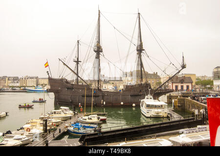 Cherbourg-Octeville, France - 16 août 2018 : El Galeon Andalousie est une réplique d'un Galion espagnol du xvie siècle dans le port de Cherbourg, France Banque D'Images