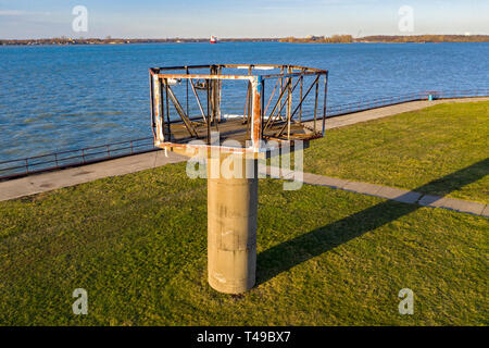 Detroit, Michigan - la base d'une tour radar est tout ce qui reste de l'époque de la guerre froide d'un missile Nike site sur la rivière Détroit. Des centaines de l'anti-aircr Banque D'Images