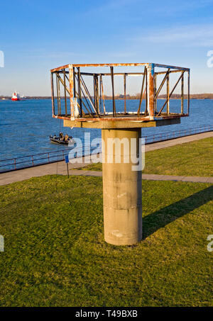 Detroit, Michigan - la base d'une tour radar est tout ce qui reste de l'époque de la guerre froide d'un missile Nike site sur la rivière Détroit. Des centaines de l'anti-aircr Banque D'Images