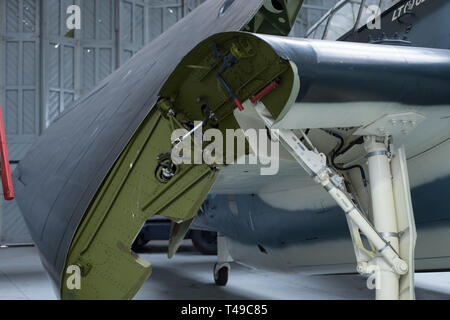 Grumman TBM-3 Avenger. L'avion est sur l'affichage à Duxford Imperial War Museum en Angleterre. Close up de mécanisme de pliage de l'aile et le train d'atterrissage. Banque D'Images