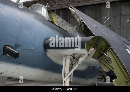 Grumman TBM-3 Avenger. L'avion est sur l'affichage à Duxford Imperial War Museum en Angleterre. Close up de mécanisme de pliage de l'aile et le train d'atterrissage. Banque D'Images