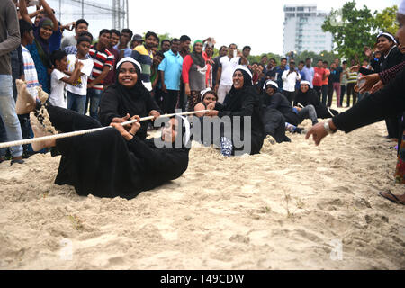 Les femmes des Maldives tirant à la corde pour le fun Banque D'Images