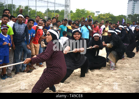 Les femmes des Maldives tirant à la corde pour le fun Banque D'Images