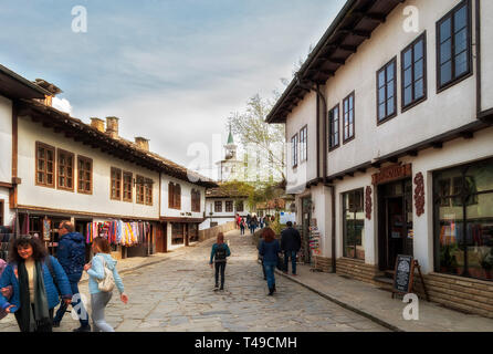 Les touristes à flâner dans la vieille ville;Tryavna;Bulgarie ; Banque D'Images