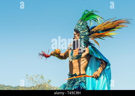 Native American Man in Full Regalia effectuant la danse traditionnelle à des pow-wow jour Chumash et Rassemblement Intertribal, Malibu, Californie, 04/13/2019 Banque D'Images