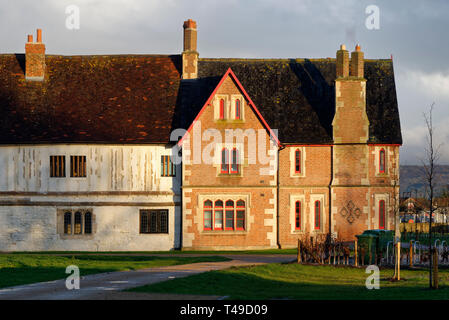 La fin de soleil sur Llanthony Secunda Priory, Gloucester Victorian House & Stone & cadre en bois Prieuré Building Banque D'Images