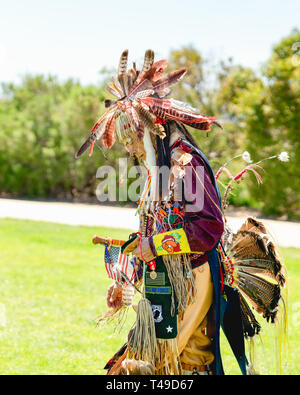 Homme mature en pleine Native American regalia. 2019 21st Annual Powwow jour Chumash et Rassemblement Intertribal, Malibu, Californie, le 13 avril 2019 Banque D'Images