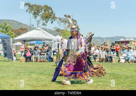 Native American Man in Full Regalia au 2019 21e jour Chumash et Rassemblement Intertribal Pow-wow, Malibu, Californie, le 13 avril 2019 Banque D'Images