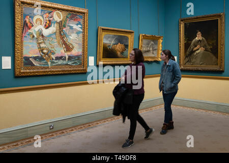Deux femmes à l'intérieur des peintures au Scottish National Gallery art museum, Édimbourg, Écosse, Royaume-Uni, Europe Banque D'Images