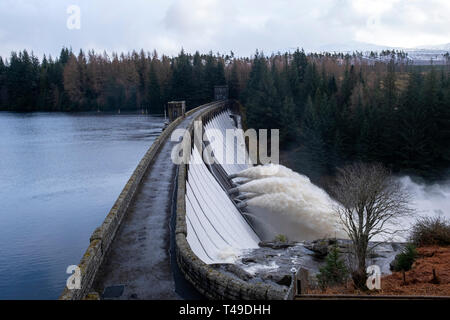 Loch Laggan libérant du barrage hydroélectrique de l'eau pour produire de l'électricité, Highlands, Écosse, Royaume-Uni, Europe Banque D'Images