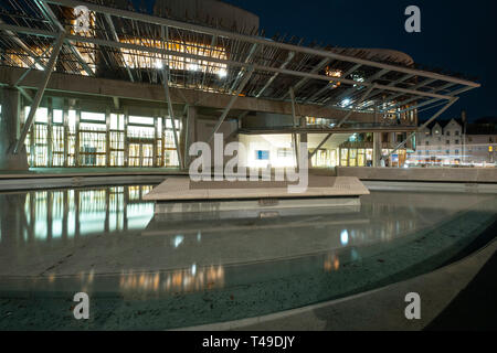 Vue nocturne de l'édifice du parlement écossais à Édimbourg, Écosse, Royaume-Uni, Europe Banque D'Images