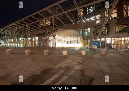 Vue nocturne de l'édifice du parlement écossais à Édimbourg, Écosse, Royaume-Uni, Europe Banque D'Images