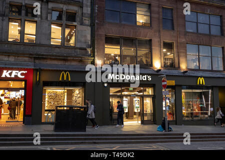 McDonald's et KFC Restauration rapide restaurants à St Andrew street, Édimbourg, Écosse, Royaume-Uni, Europe Banque D'Images