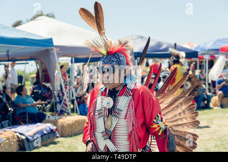 Native American Man in Full Regalia au 2019 21e jour Chumash et Rassemblement Intertribal Pow-wow, Malibu, Californie, le 13 avril 2019 Banque D'Images