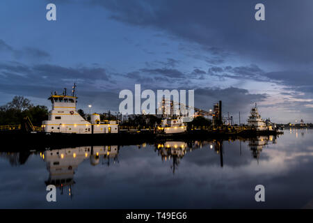 Remorqueurs sur la rivière Elizabeth, en Virginie après le coucher du soleil, les reflets dans l'eau Banque D'Images