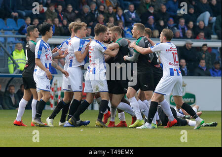 14 avril 2019 Heerenveen, Pays-Bas Eredivisie néerlandaise de football SC Heerenveen v FC Groningen Eredivisie Seizoen 2018 - 2019, (L-R) opstootje Banque D'Images