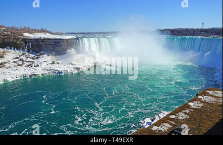 NIAGARA FALLS, NY 27 MAR 2019- vue hivernale de la chute en fer à cheval plus de glace et de neige sur la rivière Niagara à Niagara Falls en mars 2019. Banque D'Images