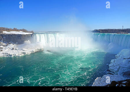 NIAGARA FALLS, NY 27 MAR 2019- vue hivernale de la chute en fer à cheval plus de glace et de neige sur la rivière Niagara à Niagara Falls en mars 2019. Banque D'Images