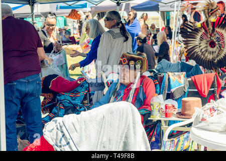 Homme mature en pleine Native American regalia. 2019 21st Annual Powwow jour Chumash et Rassemblement Intertribal, Malibu, Californie, le 13 avril 2019 Banque D'Images