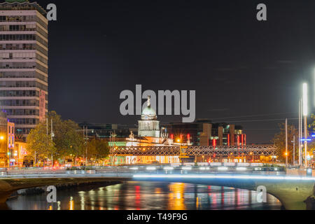 Vue nocturne de la célèbre Ha'penny Bridge à Dublin, Irlande Banque D'Images