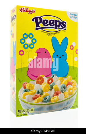 Winneconne, WI - 12 Avril 2019 : un paquet de marshmallow Peeps Kelloggs céréales aromatisées sur un fond isolé Banque D'Images