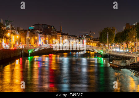 Vue nocturne de la célèbre Ha'penny Bridge à Dublin, Irlande Banque D'Images