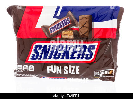 Winneconne, WI - 12 Avril 2019 : un sac de friandises Snickers sur un fond isolé Banque D'Images