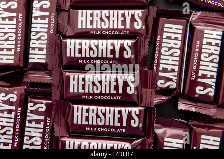 Winneconne, WI - 12 Avril 2019 : un close-up de Hersheys friandises au chocolat au lait sur un fond isolé Banque D'Images