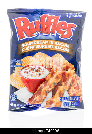 Winneconne, WI - 13 Avril 2019 : un sac de Ruffles crème aigre et bacon croustilles de pommes de terre sur un fond isolé Banque D'Images