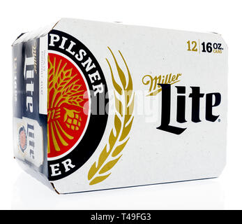 Winneconne, WI - 13 Avril 2019 : un pack de 12 bières Miller Lite sur un fond isolé Banque D'Images