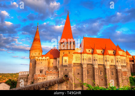 Belle Hunyad Corvin château médiéval dans le coucher du soleil la lumière, Hunedoara, Transylvanie,Roumanie,Europe Banque D'Images