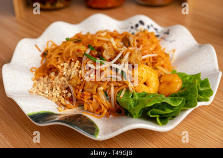 Thai fried noodle avec sauce aux crevettes dire Banque D'Images