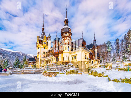 Le château de Peles de Sinaia saison d'hiver, Transylvanie, Roumanie Banque D'Images