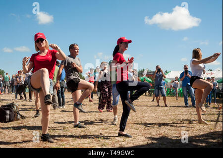 Tioumen, Russie - 11 juin 2016 : la race de héros projet sur le terrain de la plus grande école de génie militaire et. La danse des athlètes pour l'avant Banque D'Images