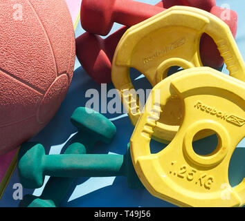 Une sélection de l'équipement de gymnastique à la maison sur un tapis de yoga Banque D'Images
