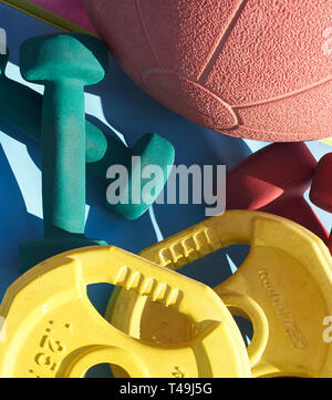 Une sélection de l'équipement de gymnastique à la maison sur un tapis de yoga Banque D'Images