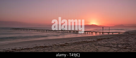 Pier/jetty, Playa de Muro, Mallorca, Spain, sunrise over sea sur plage isolée. Banque D'Images