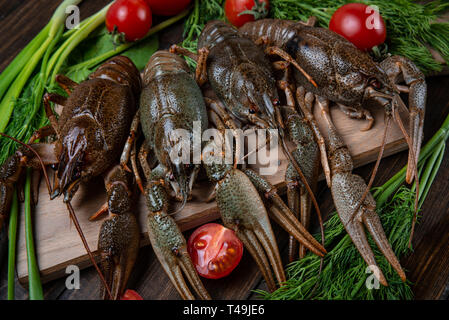 Les écrevisses. Bouillie crawfishes rouge sur la table dans un style rustique, gros plan. Gros plan du homard. Banque D'Images