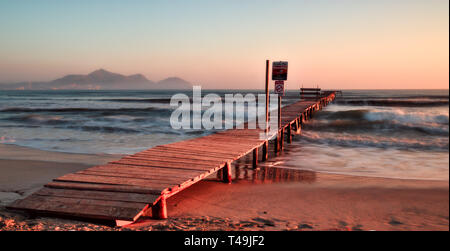 / La Jetée pier, Playa de Muro, Alcudia, sunrise, montagnes, plage isolée, Mallorca, Espagne. Banque D'Images