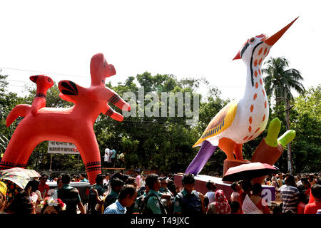 Dhaka, Bangladesh. 14 avr, 2019. Les gens portent de grandes figures symboliques d'oiseaux et d'animaux pendant un défilé pour célébrer le Nouvel An de 1426 Bengali à Dhaka, Bangladesh, le 14 avril 2019. Credit : Salim Reza/Xinhua/Alamy Live News Banque D'Images