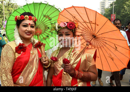 Dhaka, Bangladesh. 14 avr, 2019. Deux femmes portant des robes traditionnelles une procession colorée pour rejoindre bienvenue le Bengali Nouvel An de 1426 à Dhaka, Bangladesh, le 14 avril 2019. Credit : Salim Reza/Xinhua/Alamy Live News Banque D'Images