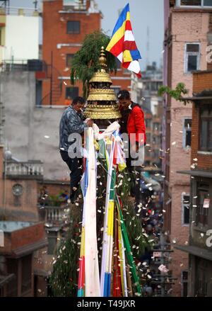 Katmandou, Népal. 14 avr, 2019. Les gens offrent des prières à partir du haut du char de Seto Machhendranath au cours de la deuxième journée de Seto Machhendranath char festival à Katmandou, Népal, 14 avril 2019. Seto Machhendranath, également connu sous le nom de Dieu de la pluie, est une divinité vénérée par les hindous et bouddhistes. Le défilé de char a lieu chaque année pendant le festival. Credit : Sunil Sharma/Xinhua/Alamy Live News Banque D'Images