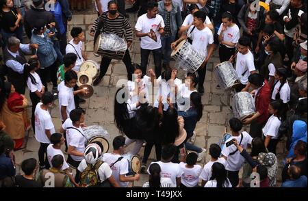 Katmandou, Népal. 14 avr, 2019. Les gens jouent de la musique traditionnelle et participer à la célébration en tant que char de Seto Machhendranath est tiré de Hanuman Dhoka Ason vers Durbar Square au cours de la deuxième journée de Seto Machhendranath char festival à Katmandou, Népal, 14 avril 2019. Seto Machhendranath, également connu sous le nom de Dieu de la pluie, est une divinité vénérée par les hindous et bouddhistes. Le défilé de char a lieu chaque année pendant le festival. Credit : Sunil Sharma/Xinhua/Alamy Live News Banque D'Images