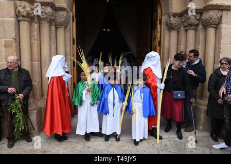 Soria, Soria, Espagne. 14 avr, 2019. Pénitents de "entrada de JesÃºs en Jerusalen' confrérie sont vus au cours de la procession de 'Domingo de Ramos (dimanche des Rameaux) dans la région de Soria, au nord de l'Espagne.Dimanche des Rameaux commémore l'entrée triomphale de Jésus à Jérusalem avant sa crucifixion. Il est célébré par les chrétiens à travers le monde. Credit : Jorge Sanz SOPA/Images/ZUMA/Alamy Fil Live News Banque D'Images