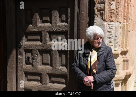 Soria, Soria, Espagne. 14 avr, 2019. Une femme est vu pendant la procession de 'Domingo de Ramos (dimanche des Rameaux) dans la région de Soria, au nord de l'Espagne.Dimanche des Rameaux commémore l'entrée triomphale de Jésus à Jérusalem avant sa crucifixion. Il est célébré par les chrétiens à travers le monde. Credit : Jorge Sanz SOPA/Images/ZUMA/Alamy Fil Live News Banque D'Images