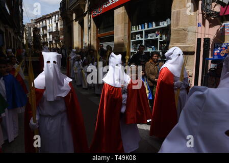 Soria, Soria, Espagne. 14 avr, 2019. Pénitents de "entrada de JesÃºs en Jerusalen' confrérie sont vus au cours de la procession de 'Domingo de Ramos (dimanche des Rameaux) dans la région de Soria, au nord de l'Espagne.Dimanche des Rameaux commémore l'entrée triomphale de Jésus à Jérusalem avant sa crucifixion. Il est célébré par les chrétiens à travers le monde. Credit : Jorge Sanz SOPA/Images/ZUMA/Alamy Fil Live News Banque D'Images